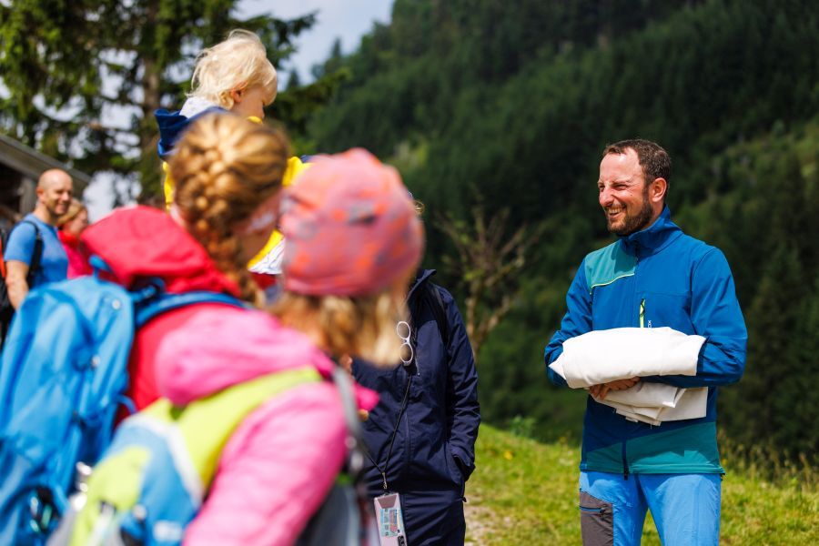 Pastoralreferent Georg Gruber mit Wanderern nahe Rupolding