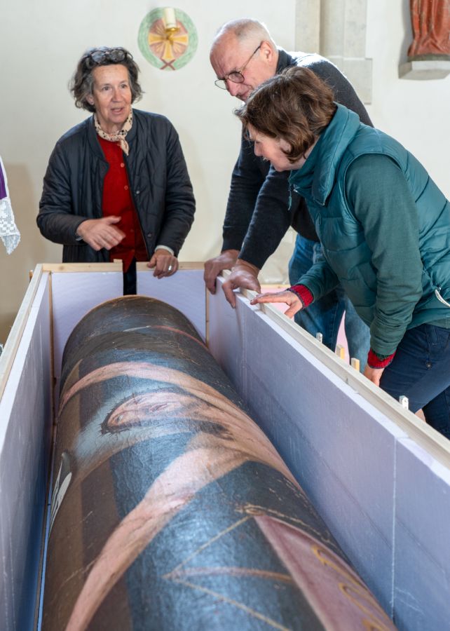 Die Tegernseer Restauratorin Barbara Staudacher mit Mitstreiterinnen und Mitstreitern an dem Holzbehältnis mit dem noch eingerollten Oberwarngauer Fastentuch