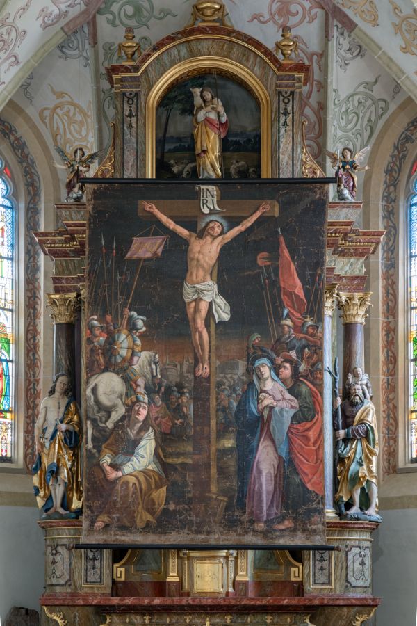 Das Oberwarngauer Fastentuch vor dem Altarbild in St. Johann Baptist