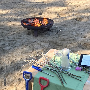 Altar und brennende Feuerschale an Aschermittwoch