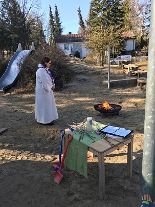 Frau Neubauer mit Altar und Feuerschale im Garten