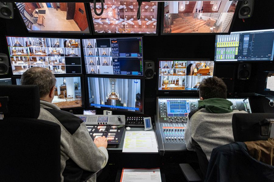 Der Regieraum für die Live-Übertragungen im Keller des Münchner Liebfrauendoms mit zahlreichen Bildschirmen und Mischpulten