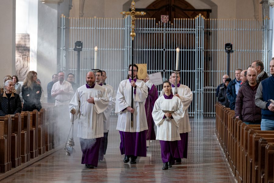 Zwei Kameras im Rückraum filmen den Einzug im Gottesdienst des Münchner Doms