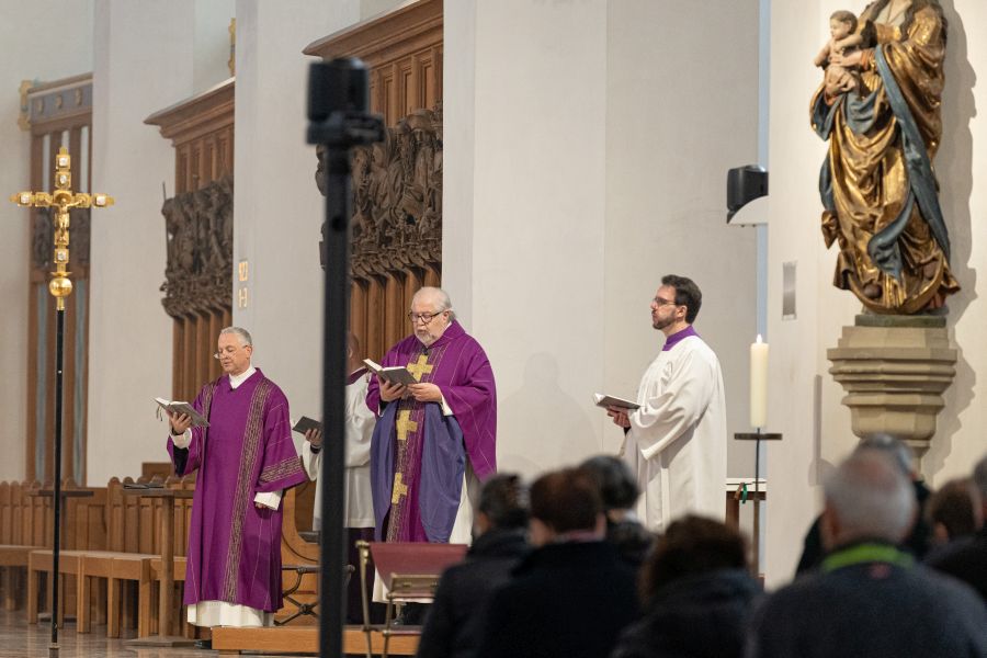 Eine Kamera filmt die Messe im Münchner Dom