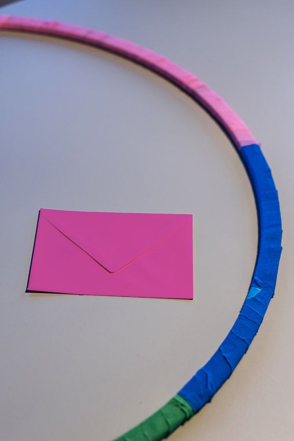 Ein roter Briefumschlag.