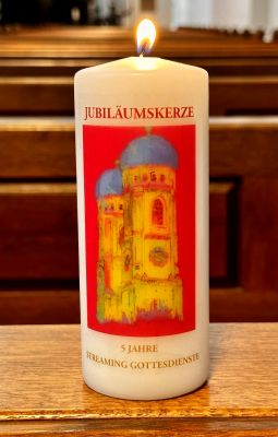 Jubiläumskerze zu "Fünf Jahren Live Stream im Münchner Dom"