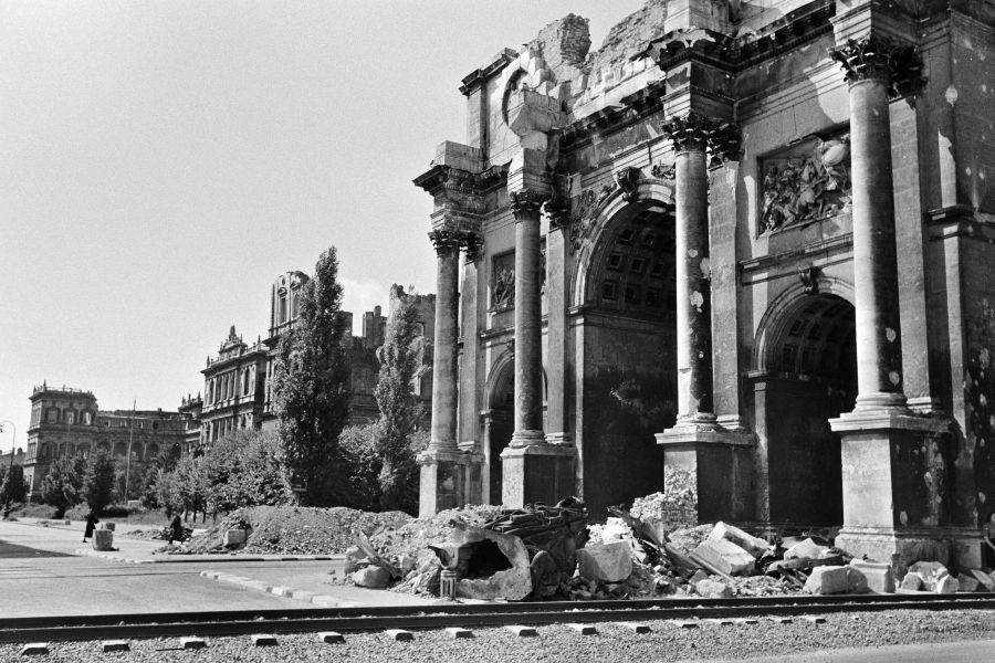 München in Trümmern: Das zerstörte Siegestor und die Akademie der Bildenden Künste am 13. Juli 1945.