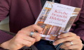 Seminarleiter mit Buch