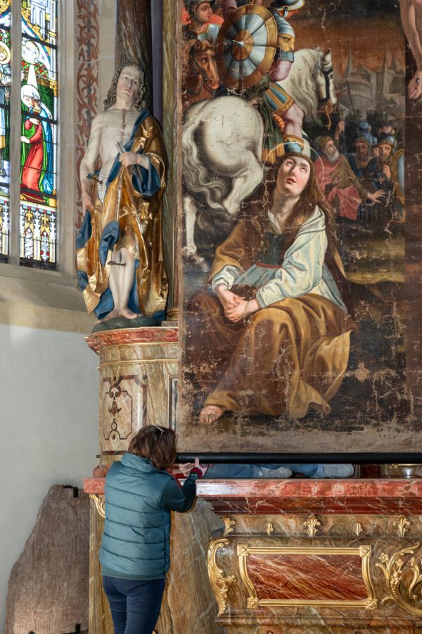 Das restaurierte Fastentuch wird in  St. Johann Baptist in Oberwarngau vor dem Altar aufgehängt