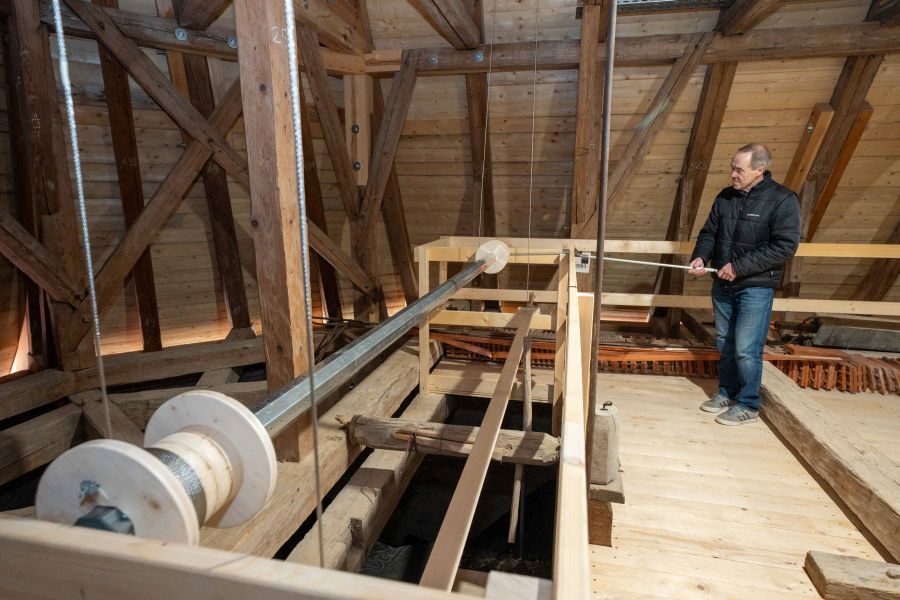 Die Seilwinde auf dem Dachboden von St. Johann Baptist in Oberwarngau, an der das restaurierte Fastentuch vor das Altarbild gezogen wird.