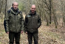 Forstoberrat Franz Röhrer, und Revierleiter Torsten Ehnle im Waldstück bei Schwindegg