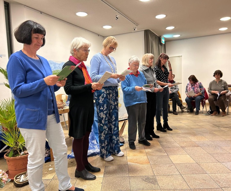 6 Frauen des Vorbereitungsteams und im Hintergrund 3 Frauen des Chores.