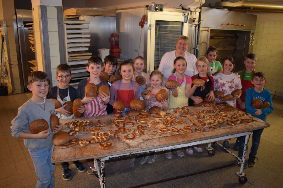 Hinterskirchen - Neufraunhofen Erstkommunionkinder backen