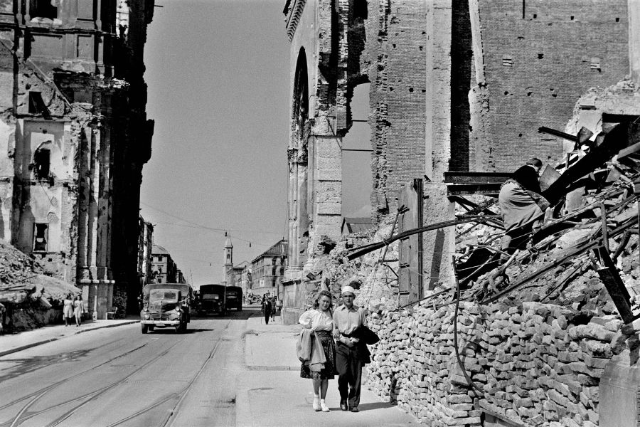 Theatinerstrasse mit der beschädigten Theatinerkirche und Feldherrnhalle am 4.Juli 1945 in München.