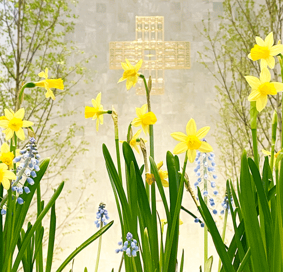 Altarkreuz mit Blumen
