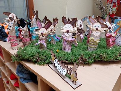 aus Holzstämmchen und Papier gebastelte Osterhäschen