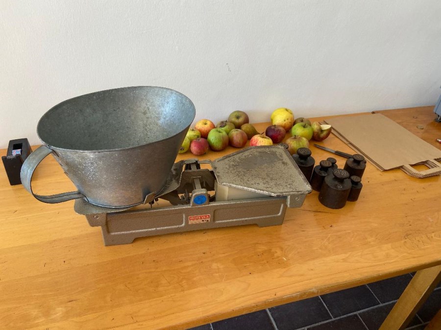 Waage mit Äpfeln