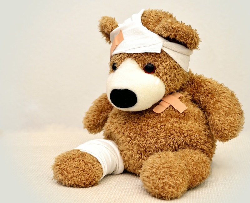 Verletzter Teddybär mit Pflaster und Verband