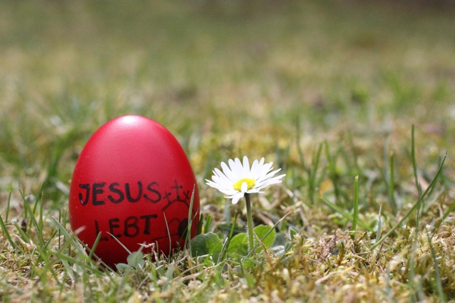 Osterei mit Aufschrift Jesus lebt