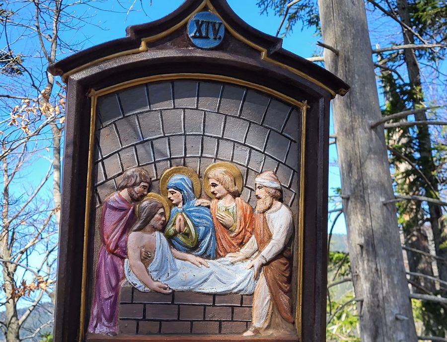 14. Kreuzwegstation des Kreuzwegs am Riederstein bei Tegernsee: Jesus wird ins Grab gelegt