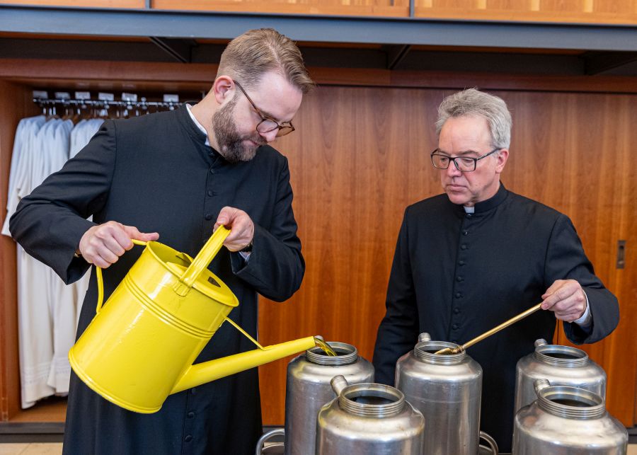 Priesterseminarist Patrick Meddeb (l.) und Domzeremoniar Robert Scheingraber bei der Zubereitung der Heiligen Öle