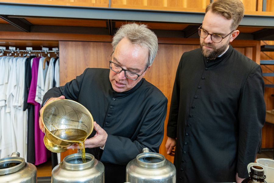 Domzeremoniar Robert Scheingraber (l.) und Priesterseminarist Patrick Meddeb bei der Zubereitung der Heiligen Öle