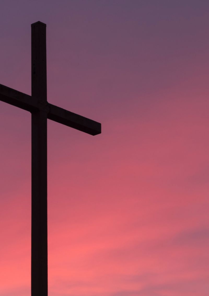 Kreuz vor einem stimmungsvollen abendrot gefärbten Himmel