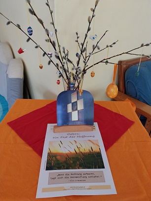 Vase mit Osterzweigen mit einem Text als Ostergruß