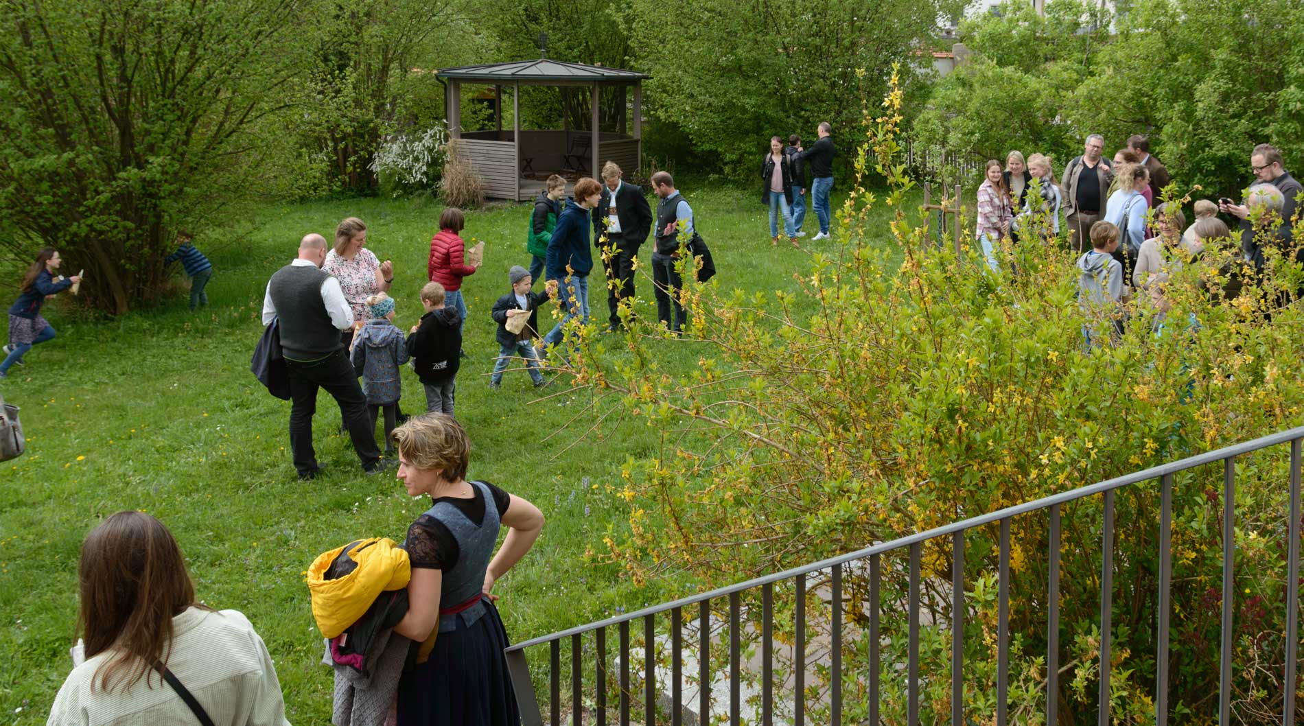 Ostereiersuchen im Pfarrgarten