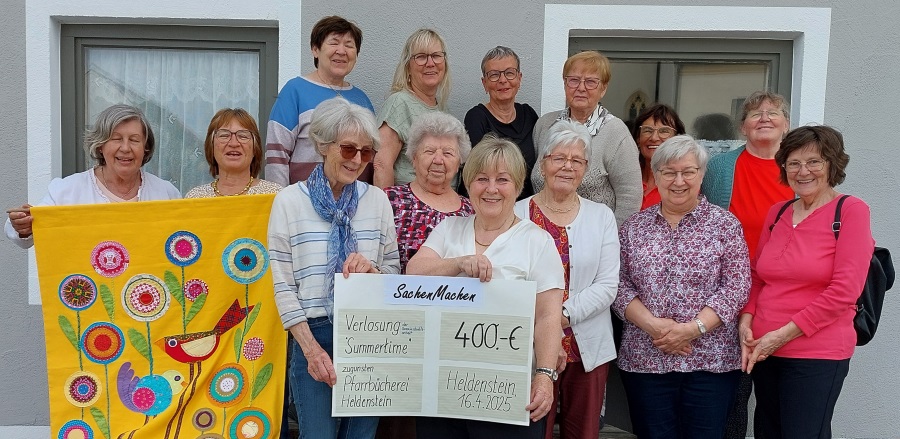 SpendenuebergabeSachenManchenPfarrbuechereiHeldenstein