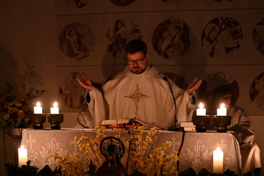 Osternacht Weissbach Kirche im Kerzenlicht