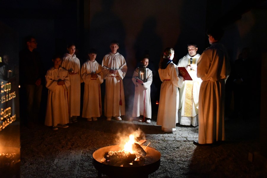 Osterfeuer-Kerzenweihe
