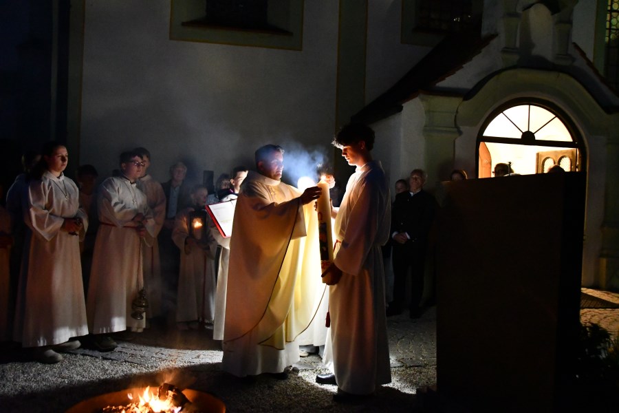 Anzünden der Osterkerze