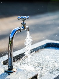 laufender Wasserhahn