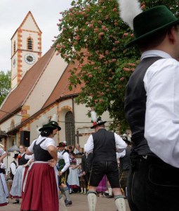 Tanz vor der Alten Martinskirche. Menschen in Trachten