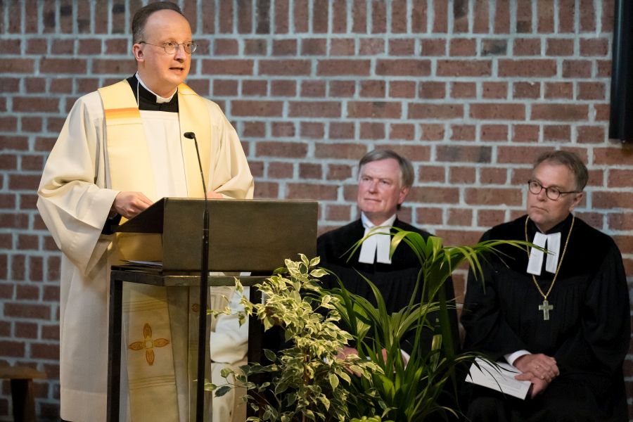 Generalvikar Christoph Klingan spricht beim Ökumenischen Gedenkgottesdienst zum 80. Jahrestag der Befreiung des Konzentrationslagers Dachau in der Klosterkirche des Karmel Heilig Blut