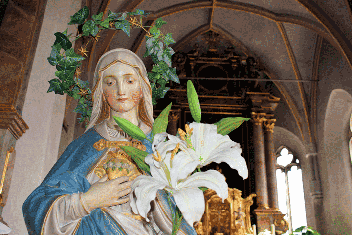 Marien Statue mit Lilien