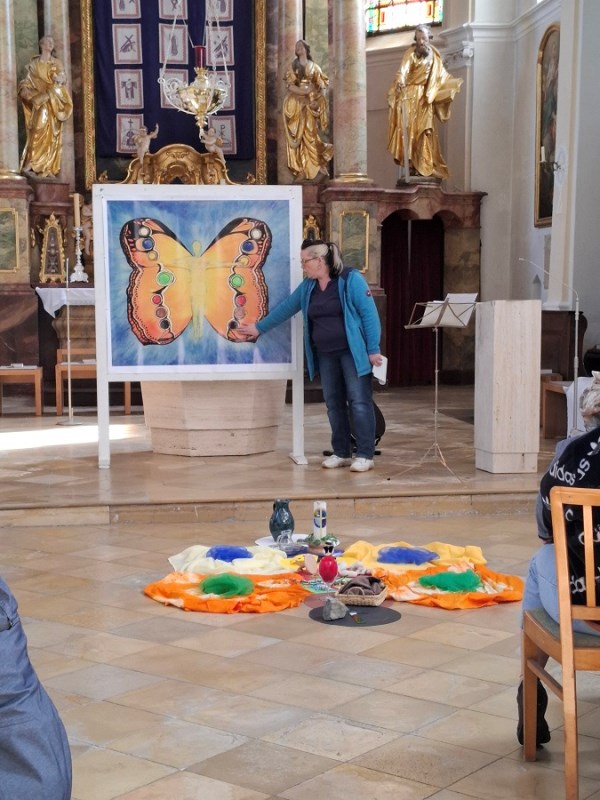 Wir betrachten das Bild von Pasquarella gemeinsam in der Kirche