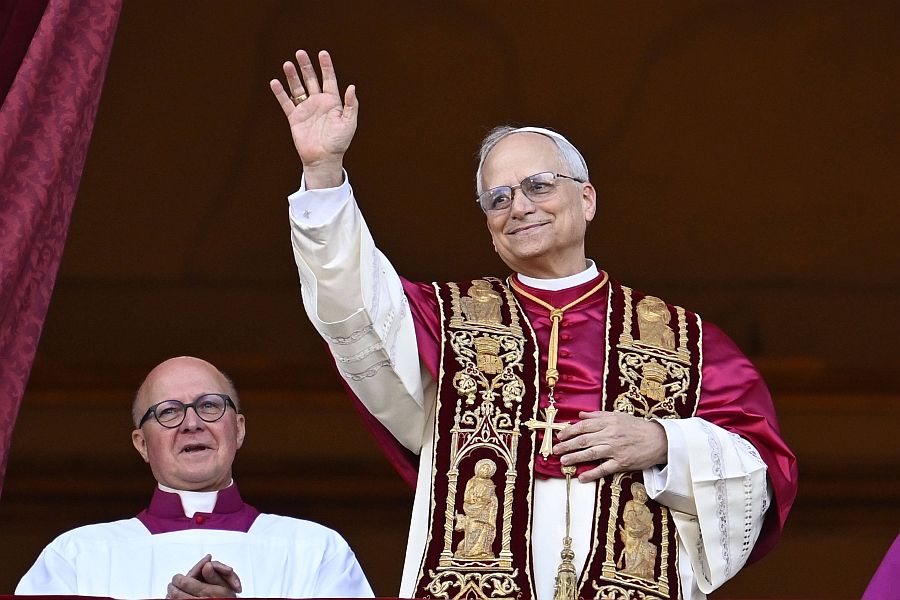 Papst Leo XIV. auf der Loggia nach Bekanntgabe seiner Wahl