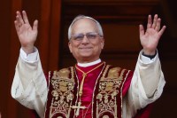 Papst Leo XVI. bei. dem ersten Erscheinen auf dem Segensbalkon des Petersdoms.