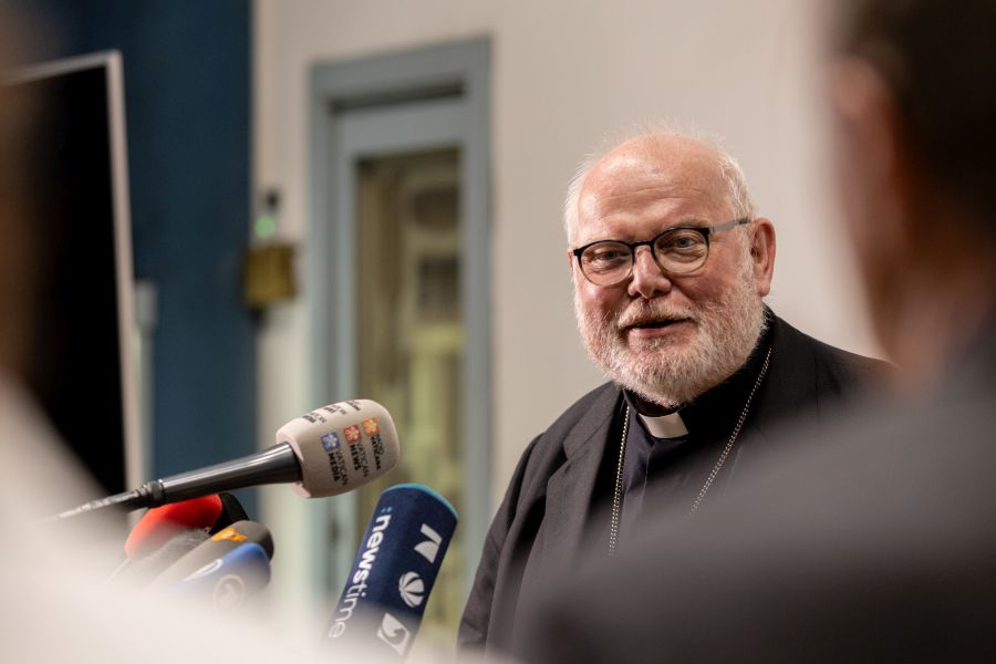 Kardinal Reinhard Marx während der Pressekonferenz am 09.05.2025 in Rom zur Wahl von Papst Leo XIV.