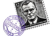 Bonhoeffer Briefmarke mit Stempel als Held dargestellt