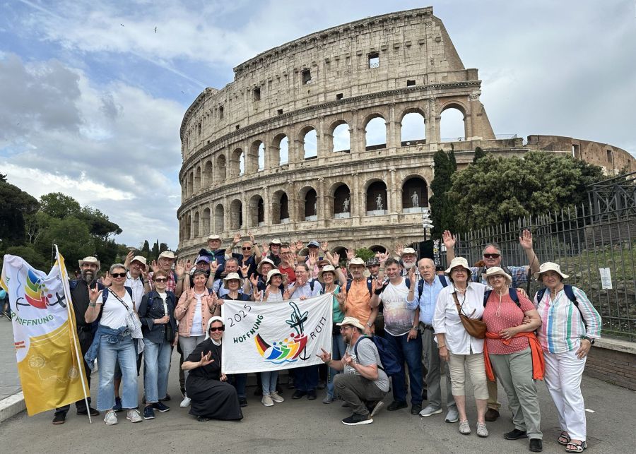 Die Gruppe gehörloser Pilgerinnen und Pilger vor dem Colosseum in Rom