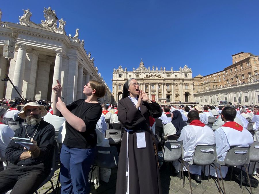 Trauerfeier für Papst Franziskus auf dem Petersplatz mit Gebärdensprachdolmetscherinnen und der Gruppe gehörloser Pilgerinnen und Pilger