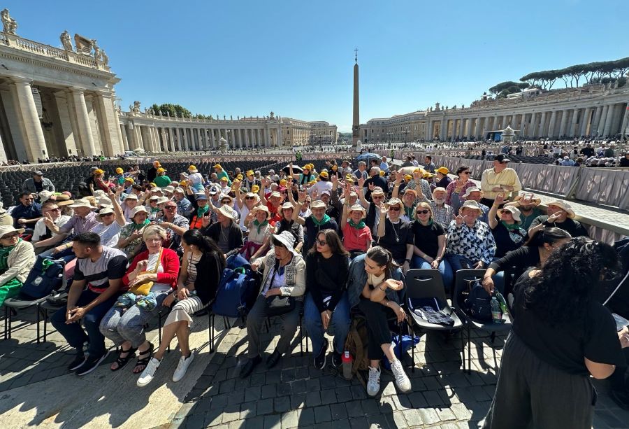 Gruppe gehörloser Menschen bei einer Katechese auf dem Petersplatz