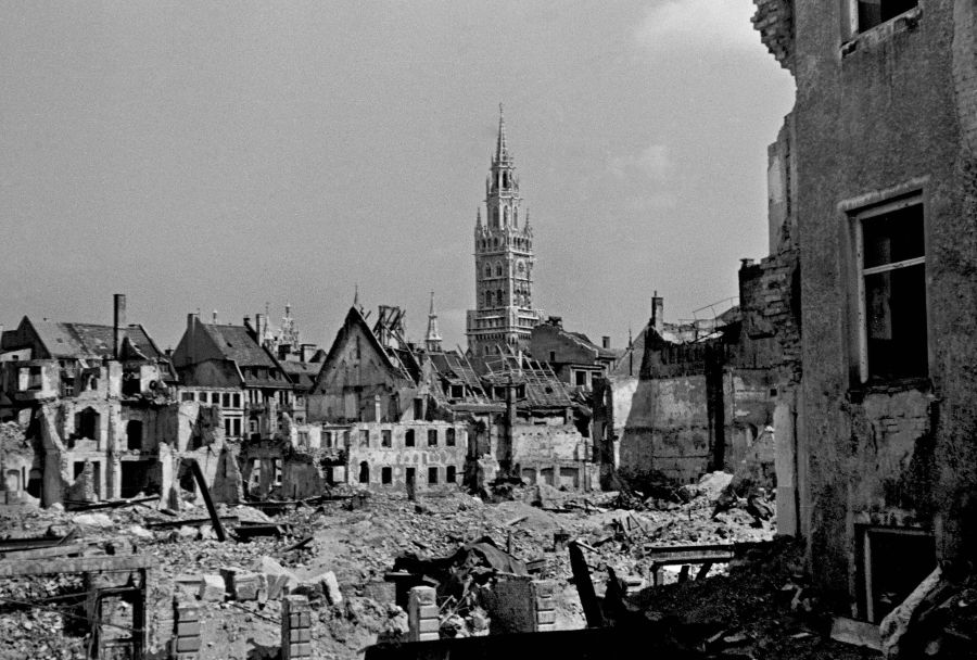 Die kriegszerstörte Münchner Innenstadt mit dem Rathausturm