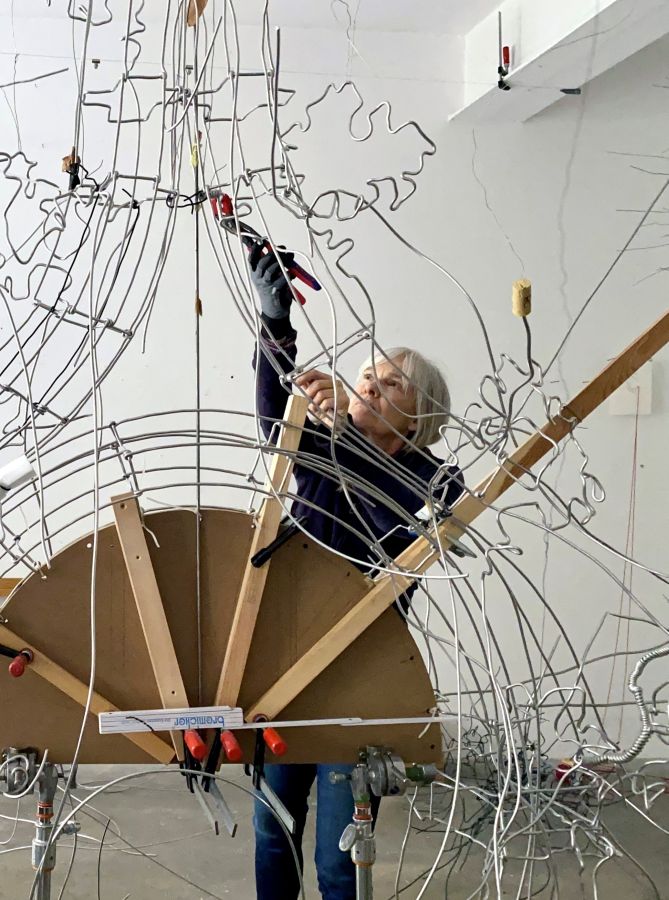 Künstlerin Brigitte Schwacke bei der Arbeit am Kanzelbogen "Heaven's Gate" in ihrem Atelier