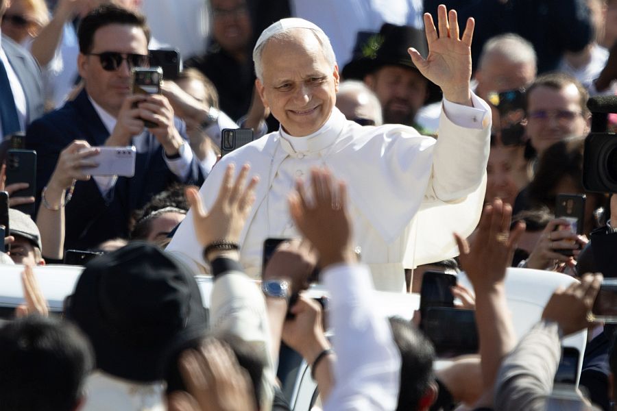 Papst Leo XIV. grüßt bei seiner Amtseinführung aus dem Papamobil