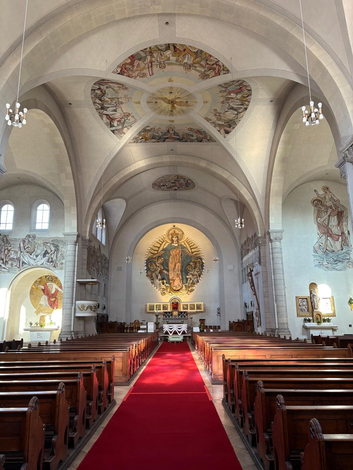 Das Modell des umgestalteten Altarraums in Originalgröße aus dem Kirchenschiff gesehen