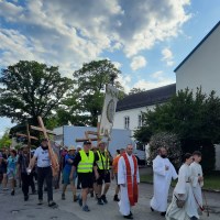 Ankunft der Pfingstwallfahrter an der Herz-Jesu Kirche, Garching